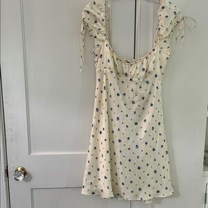 NWT Zara Floral Cream Dress
Side zip
